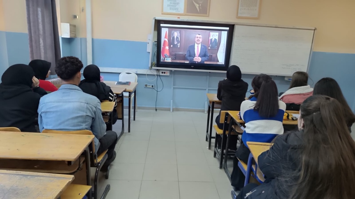 Dersimiz Cumhuriyete doğru adlı tiyatro eseri izlendi .